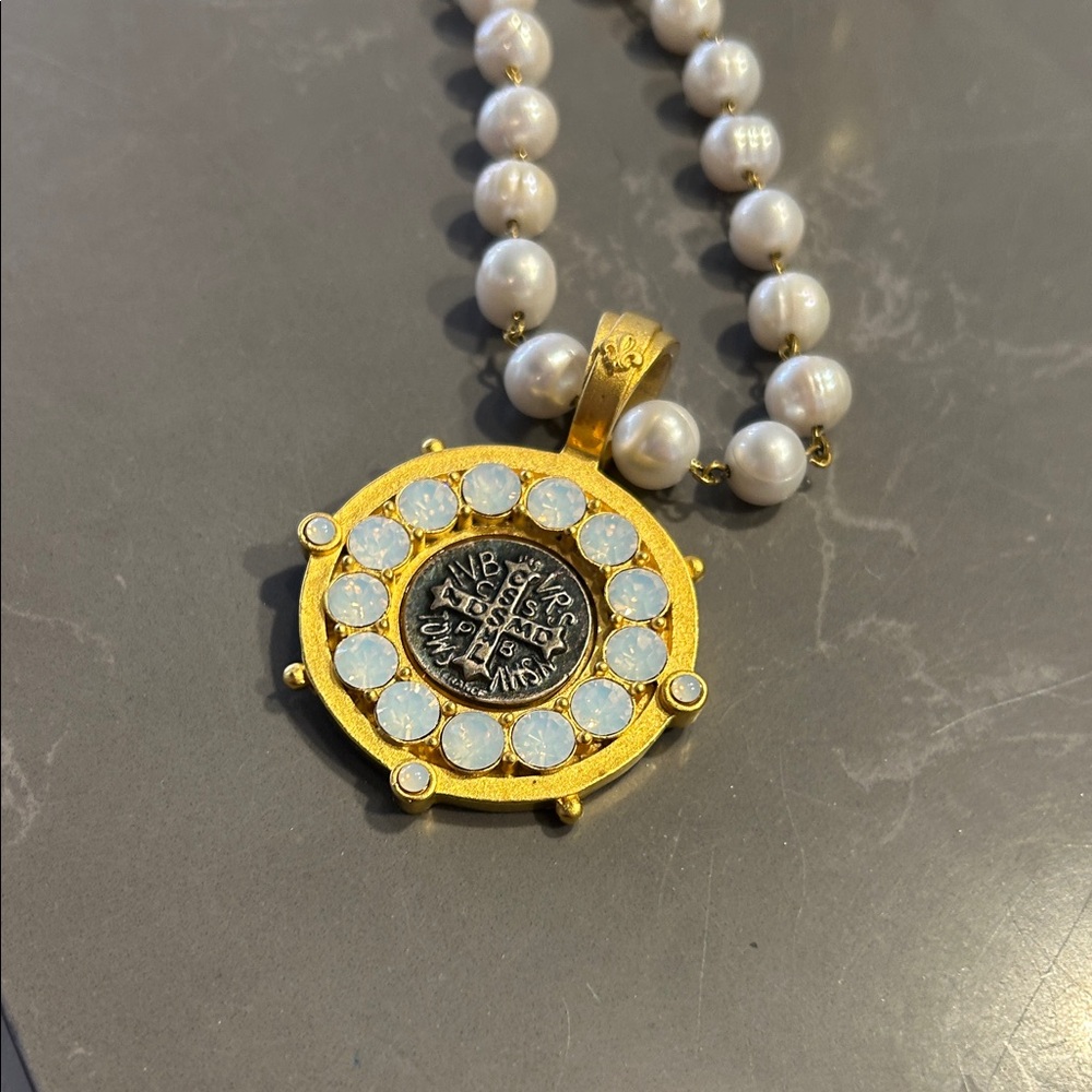 Classic Pearl Necklace with Gold-Tone Medallion - Picture 4 of 7